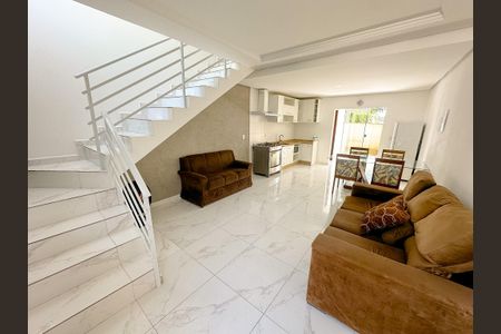 Sala de TV de casa para alugar com 2 quartos, 100m² em São João do Rio Vermelho, Florianópolis