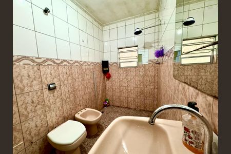 Casa à venda com 120m², 4 quartos e 2 vagasBanheiro 1