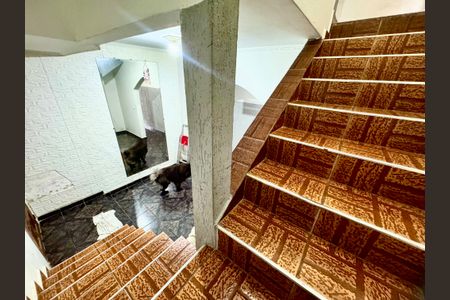 Casa à venda com 120m², 4 quartos e 2 vagasEscada