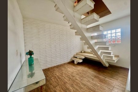 Casa para alugar com 265m², 4 quartos e 2 vagasEscada interna