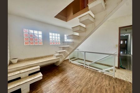 Casa para alugar com 265m², 4 quartos e 2 vagasEscada interna