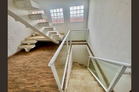 Casa para alugar com 265m², 4 quartos e 2 vagasEscada interna