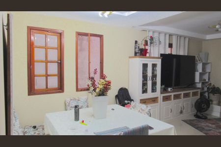 Casa à venda com 246m², 3 quartos e 2 vagasSala