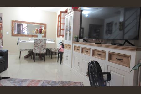 Casa à venda com 246m², 3 quartos e 2 vagasSala