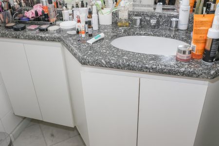 Apartamento à venda com 83m², 3 quartos e 2 vagasBanheiro da Suíte