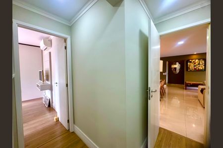 Apartamento à venda com 159m², 3 quartos e 3 vagasDetalhe corredor quarto