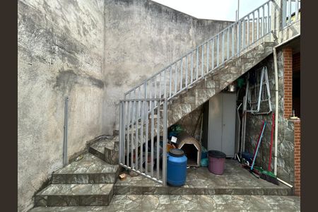 Casa à venda com 210m², 4 quartos e 1 vagaEscada para o Salão de Festas e Churrasqueira