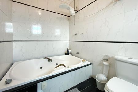 Casa à venda com 360m², 6 quartos e 6 vagasBanheiro da Suíte 1