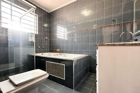 Casa para alugar com 280m², 5 quartos e 3 vagasBanheiro da Suíte 1