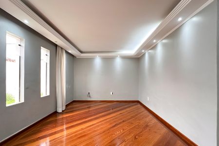 Casa para alugar com 280m², 5 quartos e 3 vagasSala