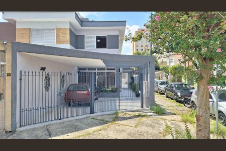 Casa à venda com 180m², 3 quartos e 2 vagas Casa à venda com 180m², 3 quartos e 2 vagasFachada