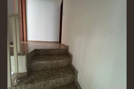 Escada de casa para alugar com 2 quartos, 80m² em Itaquera, São Paulo