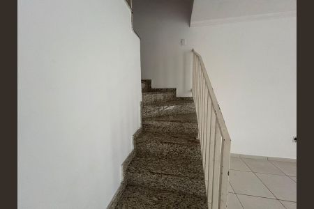 Casa para alugar com 80m², 2 quartos e 2 vagasEscada