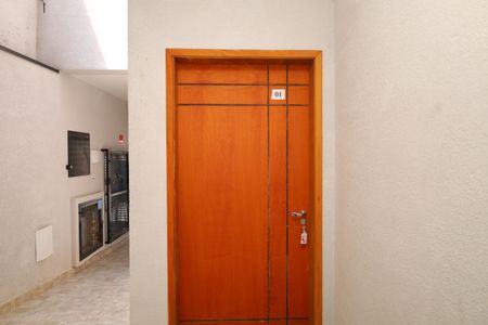 Apartamento para alugar com 35m², 1 quarto e sem vagaÁrea comum - Saguão do prédio - Porta do apartamento