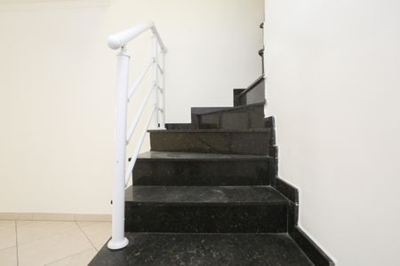 Escada  de casa para alugar com 3 quartos, 90m² em Jardim Nossa Senhora do Carmo, São Paulo