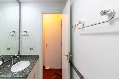 Apartamento à venda com 105m², 4 quartos e 2 vagas Apartamento à venda com 105m², 4 quartos e 2 vagasBanheiro Social