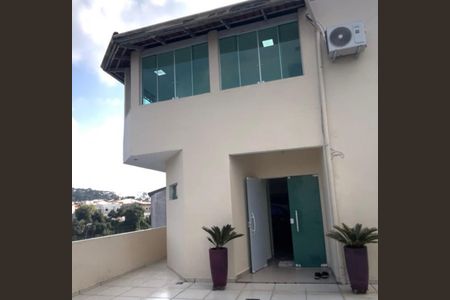 Casa para alugar com 200m², 3 quartos e 5 vagasFachada