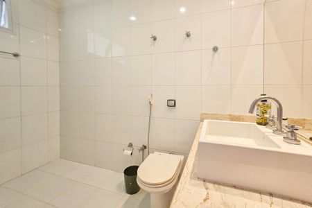 Apartamento para alugar com 270m², 3 quartos e 2 vagasbanheiro