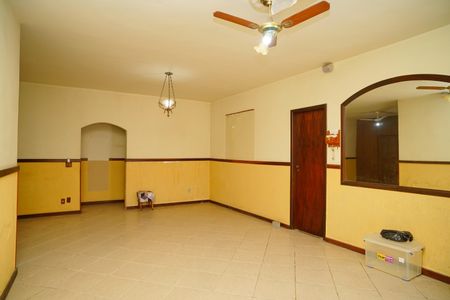 Casa à venda com 250m², 3 quartos e 2 vagas Casa à venda com 250m², 3 quartos e 2 vagasSala