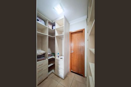 Apartamento para alugar com 250m², 4 quartos e 2 vagas Apartamento para alugar com 250m², 4 quartos e 2 vagasCloset da suíte