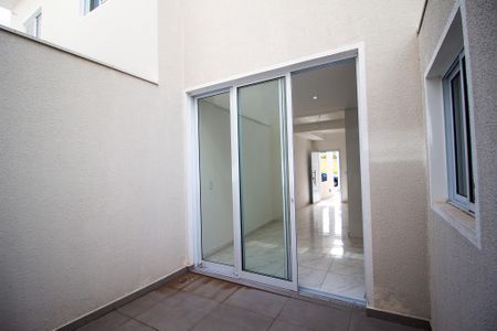 Casa de condomínio para alugar com 93m², 2 quartos e 2 vagasQuintal