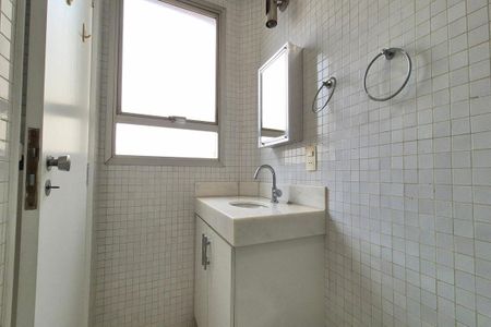 Banheiro de apartamento para alugar com 1 quarto, 52m² em Cambuí, Campinas