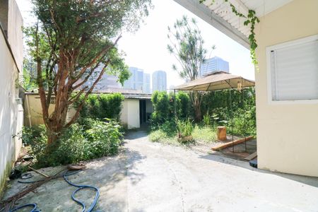 Casa para alugar com 400m², 4 quartos e 6 vagasQuintal
