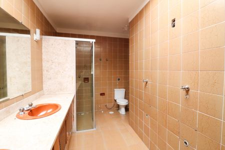 Casa para alugar com 400m², 4 quartos e 6 vagasBanheiro da Suíte
