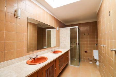 Casa para alugar com 400m², 4 quartos e 6 vagasBanheiro da Suíte