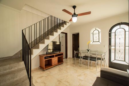 Casa à venda com 165m², 4 quartos e 2 vagasSala