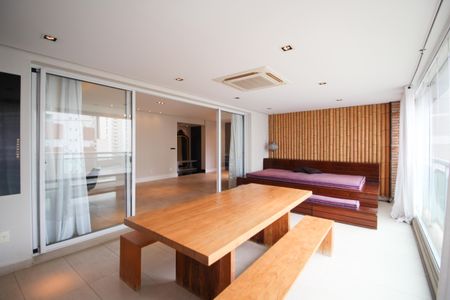 Apartamento à venda com 168m², 2 quartos e 3 vagas Apartamento à venda com 168m², 2 quartos e 3 vagasVaranda