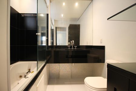 Apartamento à venda com 168m², 2 quartos e 3 vagas Apartamento à venda com 168m², 2 quartos e 3 vagasBanheiro 1 da Suíte 1