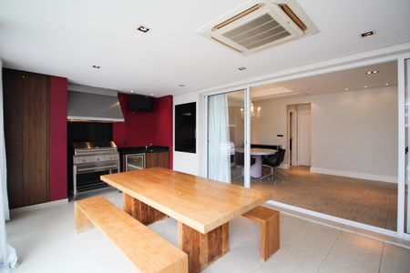 Apartamento à venda com 168m², 2 quartos e 3 vagas Apartamento à venda com 168m², 2 quartos e 3 vagasVaranda