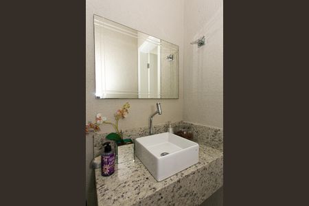 Casa à venda com 215m², 4 quartos e 2 vagas Casa à venda com 215m², 4 quartos e 2 vagasBanheiro 2