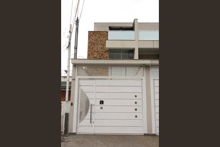 Casa à venda com 215m², 4 quartos e 2 vagas Casa à venda com 215m², 4 quartos e 2 vagasFachada