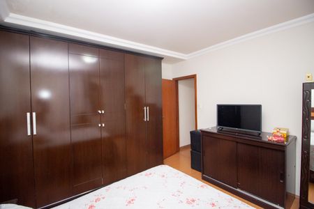 Casa à venda com 280m², 4 quartos e 3 vagas Casa à venda com 280m², 4 quartos e 3 vagasQuarto Suíte