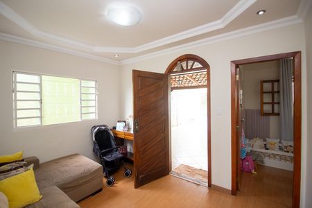 Casa à venda com 280m², 4 quartos e 3 vagas Casa à venda com 280m², 4 quartos e 3 vagasSala