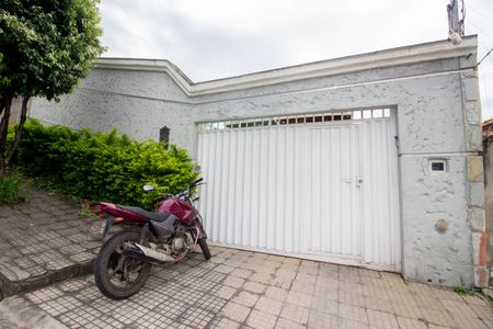 Casa à venda com 280m², 4 quartos e 3 vagas Casa à venda com 280m², 4 quartos e 3 vagasFachada