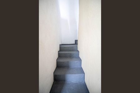 Escada de casa para alugar com 2 quartos, 70m² em Parque Pinheiros, Taboão da Serra