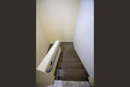 Escada de casa para alugar com 2 quartos, 80m² em Parque Pinheiros, Taboão da Serra