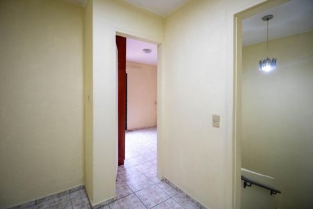 Corredor de acesso de casa para alugar com 2 quartos, 80m² em Parque Pinheiros, Taboão da Serra