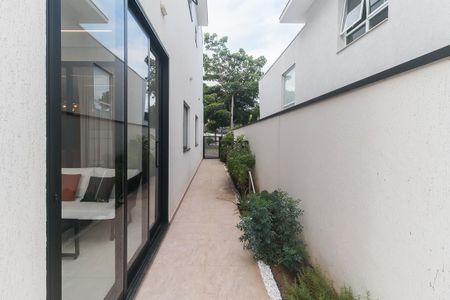 Casa de condomínio para alugar com 300m², 4 quartos e 4 vagasCorredor Lateral