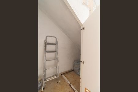 Casa à venda com 80m², 3 quartos e sem vaga Casa à venda com 80m², 3 quartos e sem vagaPorão escada