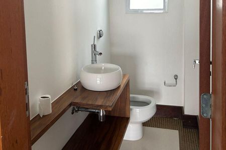Casa para alugar com 3 quartos, 250m² em Terras do Madeira, Carapicuíba