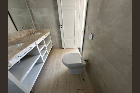 Casa de condomínio à venda com 322m², 5 quartos e 4 vagasBanheiro da Suíte 2