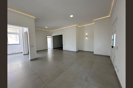Casa de condomínio à venda com 322m², 5 quartos e 4 vagasSala
