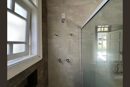 Casa de condomínio à venda com 322m², 5 quartos e 4 vagasBanheiro da Suíte 2