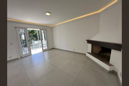 Casa de condomínio à venda com 322m², 5 quartos e 4 vagasSala