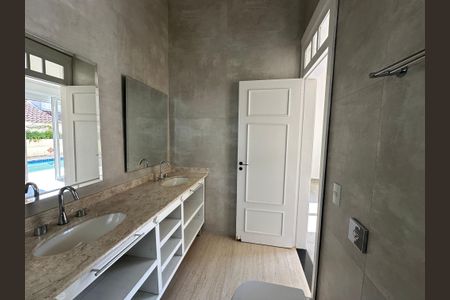 Casa de condomínio à venda com 322m², 5 quartos e 4 vagasBanheiro da Suíte 2