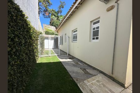 Casa de condomínio à venda com 322m², 5 quartos e 4 vagasQuintal
